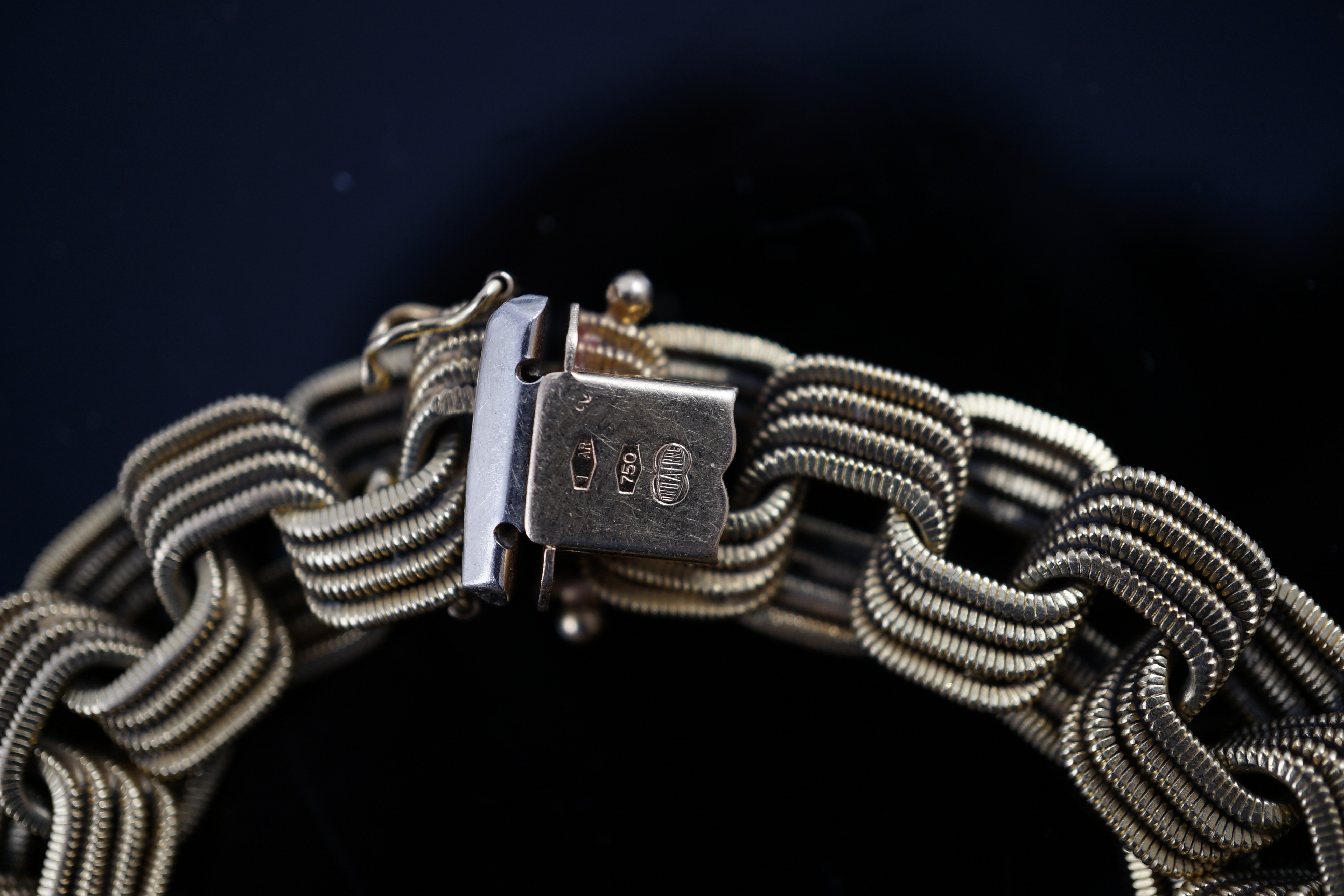 A modern Italian Uno A Erre textured 18ct gold interwoven bracelet